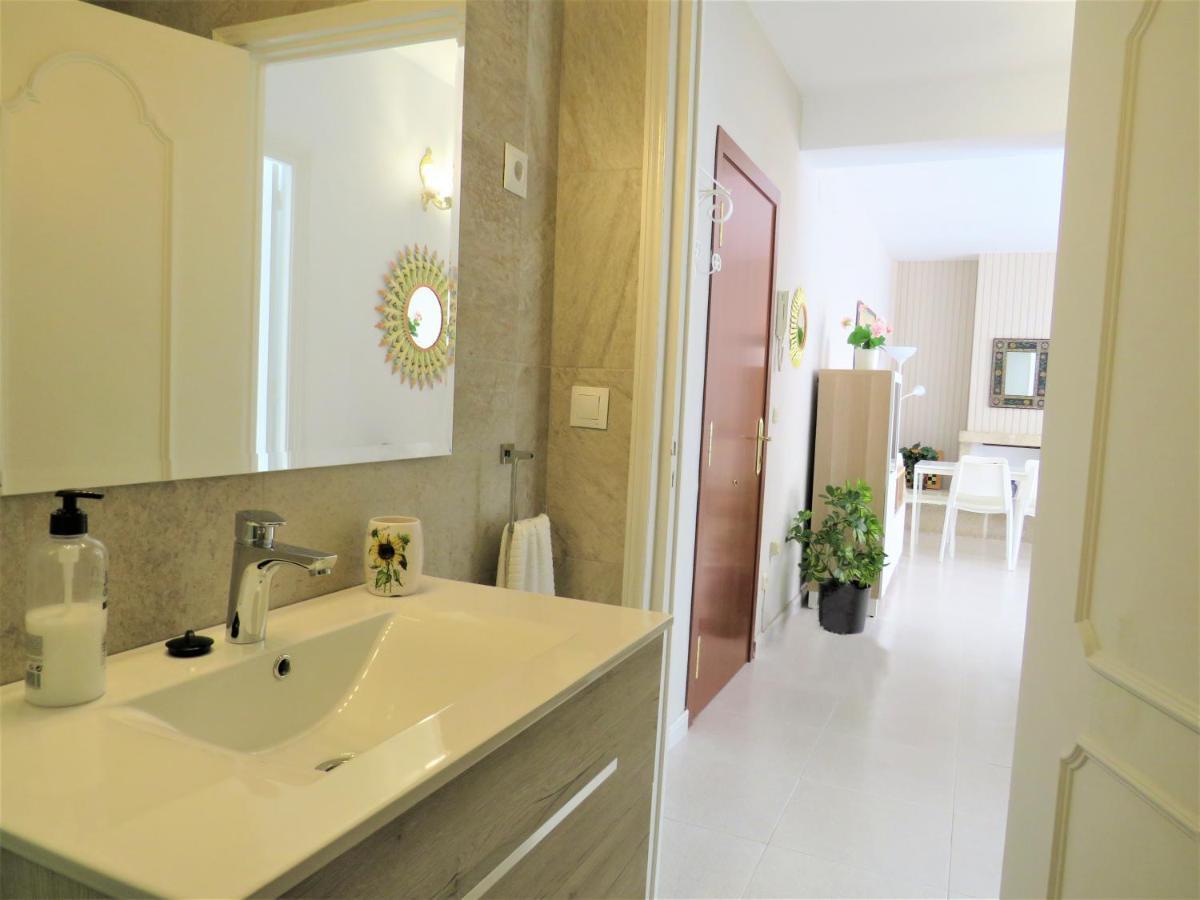 Elizabeth Beach Apartment With Seaviews! Torremolinos Dış mekan fotoğraf